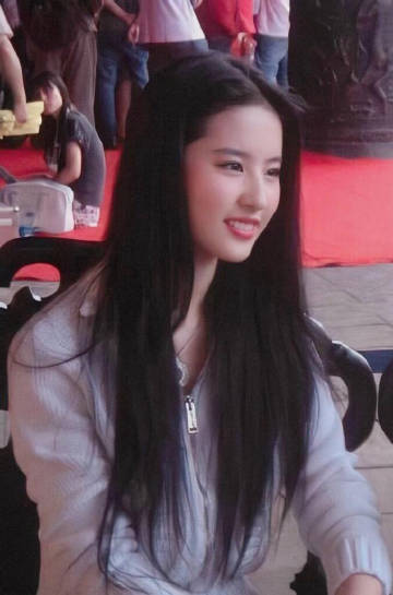 这组照片太绝<br /><br />柔顺的黑长直，白色针织外套，羊脂白...