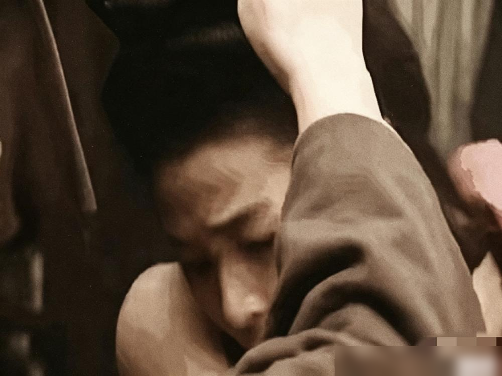 98版《水浒传》最狠的一场戏，当年电视上压根没播。

说实话我第一次看这段完整版是好几年前偶然翻到的，当时就一个感受：原来老剧真敢拍。现在的翻拍版基本都是蜻蜓点水带过，把王婆这段直接删成过场，就怕观众多想。可你细品原著，作者花那么大篇幅写这五个字，就是要撕开人性最不体面的那一面，你删了台词等于把作者