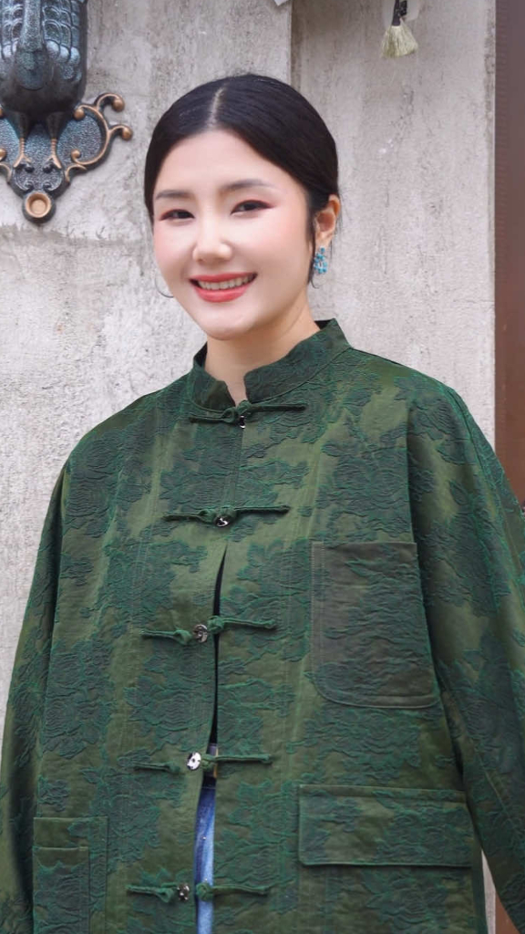 #新中式女装在新加坡卖爆了#民族的才是世界的，真正能够走向世界并且被世界认可的，一定是具有非常浓烈的民族文化元素的内容，比如我们最早对外输出的瓷器，茶叶等，这些都承载着非常浓厚的华夏文化的元素。这个原来如此，现在依旧如此。

比如Joli这位女装创业者，她把我们的传统服装的盘扣、暗纹、万 ​