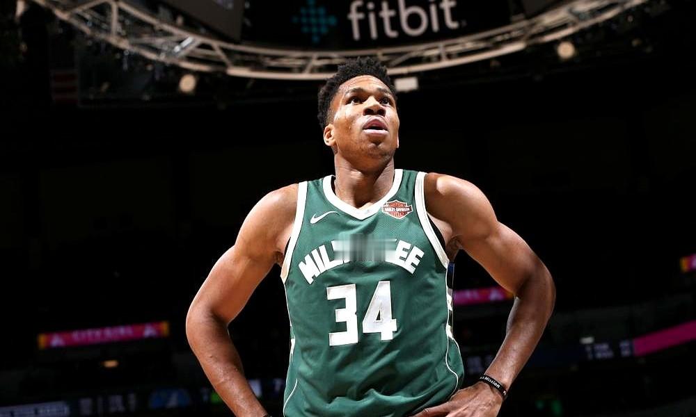 字母哥放话了，说自己已经是NBA历史前20，下一步要冲前10。

当年他也就是个在希腊街头摆地摊的穷小子。15顺位进联盟，第一年场均才6.8分，瘦得像竹竿，没人在他身上下过注。

现在呢，2个MVP、1个FMVP、1个DPOY、10次全明星、7次一阵全拿了。

媒体把他排在过去十年FMVP得主里的第
