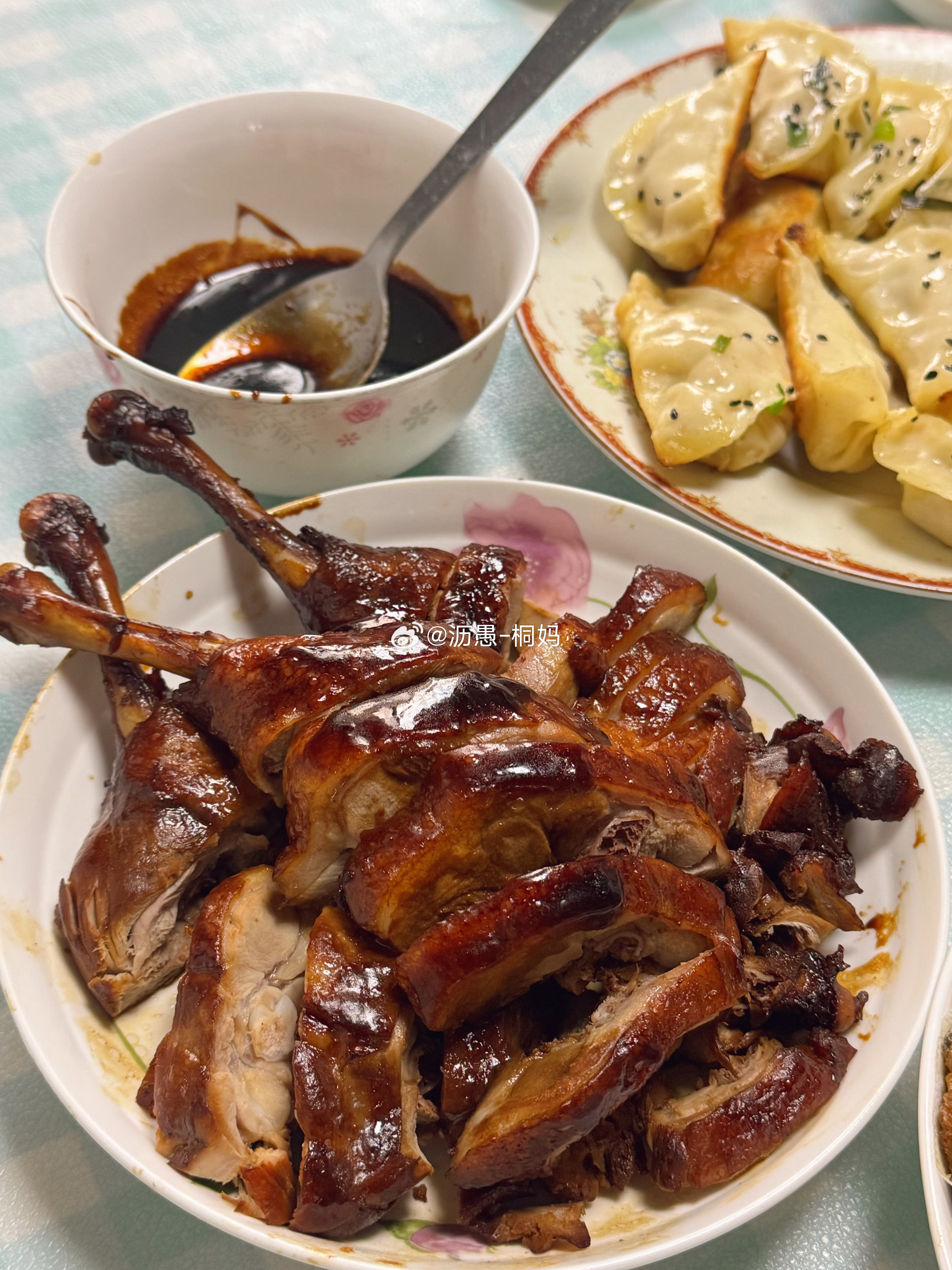 中秋节，必须要有芋艿和鸭子[鼓掌]
这顿太丰盛，我小肚子都弹出来了。

高压锅炖大棒骨啜一口，汁髓入味超级酥烂；之前团的牛腱子给我妈也买了一份；还有苹果土豆色拉、大葱猪肉锅贴、以及招牌保留的八宝饭，咸甜交替，嘴巴吃不过来。 ​