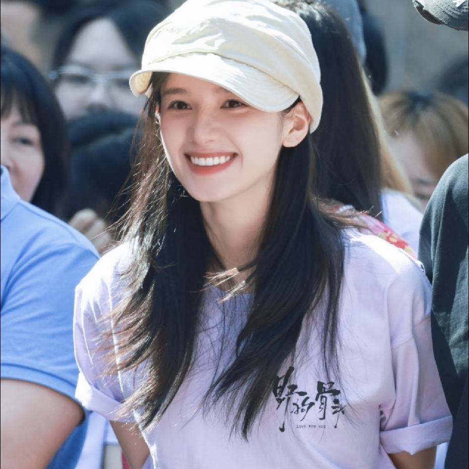 张婧仪怎么不算刘俊杰导演的养成系！

从21年到25年，张婧仪的成长轨迹里，始终站着刘俊杰导演这个温柔的见证者。
 
初见时她还是红毯上会紧张到声音发抖的新人，如今已是手握三奢、落落大方的女演员，而这一路的蜕变，都被刘俊杰的镜头一一珍藏。
 
从《点燃我，温暖你》里的朱韵，到《野狗骨头》里的苗靖，他
