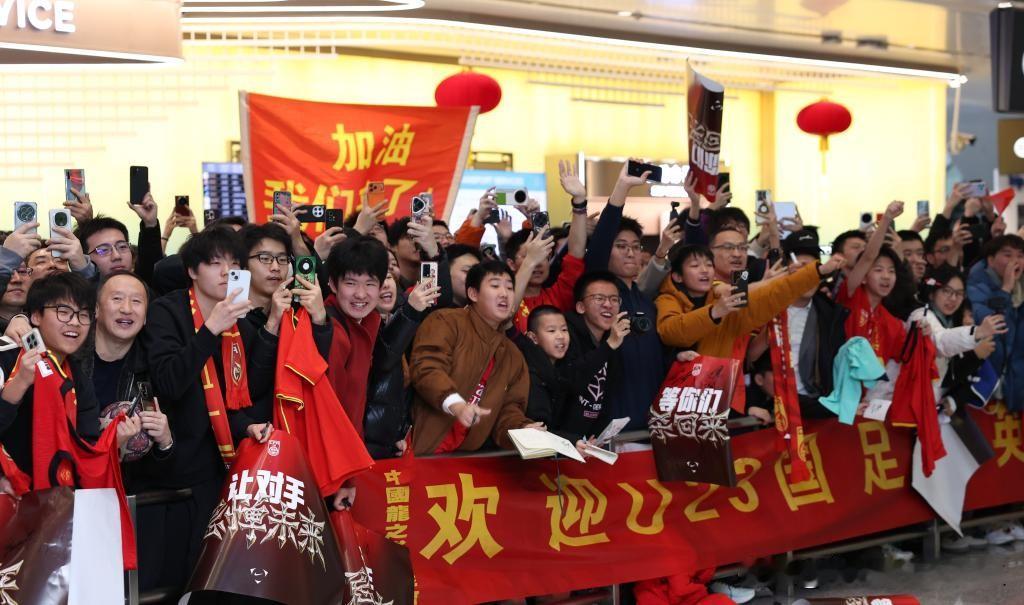 球迷很容易满足

早上刷到一个视频，是U23国足亚运会归来，机场出口人头攒动，球迷高声呼喊球员的名字，自己钟爱的球员现身，更是情不自禁地尖叫！要知道，他们只是拿了块铜牌，享受的待遇甚至超过金牌！如果有一天他们成功登顶拿了金牌归来，接机场景又当如何壮观！
    可爱的球迷太容易满足了，国足一点点进步