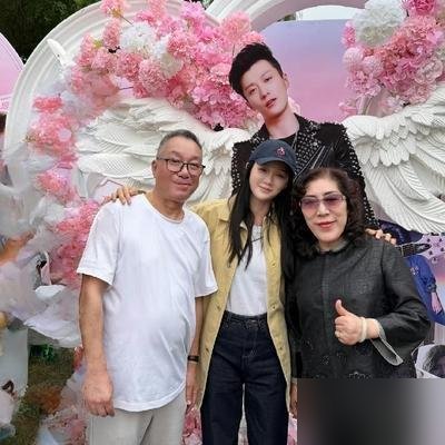 陈乔恩又去墓地了，带着满场的粉色花海。十年了，乔任梁39岁冥诞，她搂着他爸妈吃饭合影，发了一句“你永远是少年”。
这十年，娱乐圈换了多少拨人，多少所谓兄弟闺蜜早就不联系了。陈乔恩年年不落，年年发，年年陪两位老人吃顿饭。
有人说是作秀，你作十年试试？何况她前几天刚跟前经纪人撕完，对方在节目里反复消