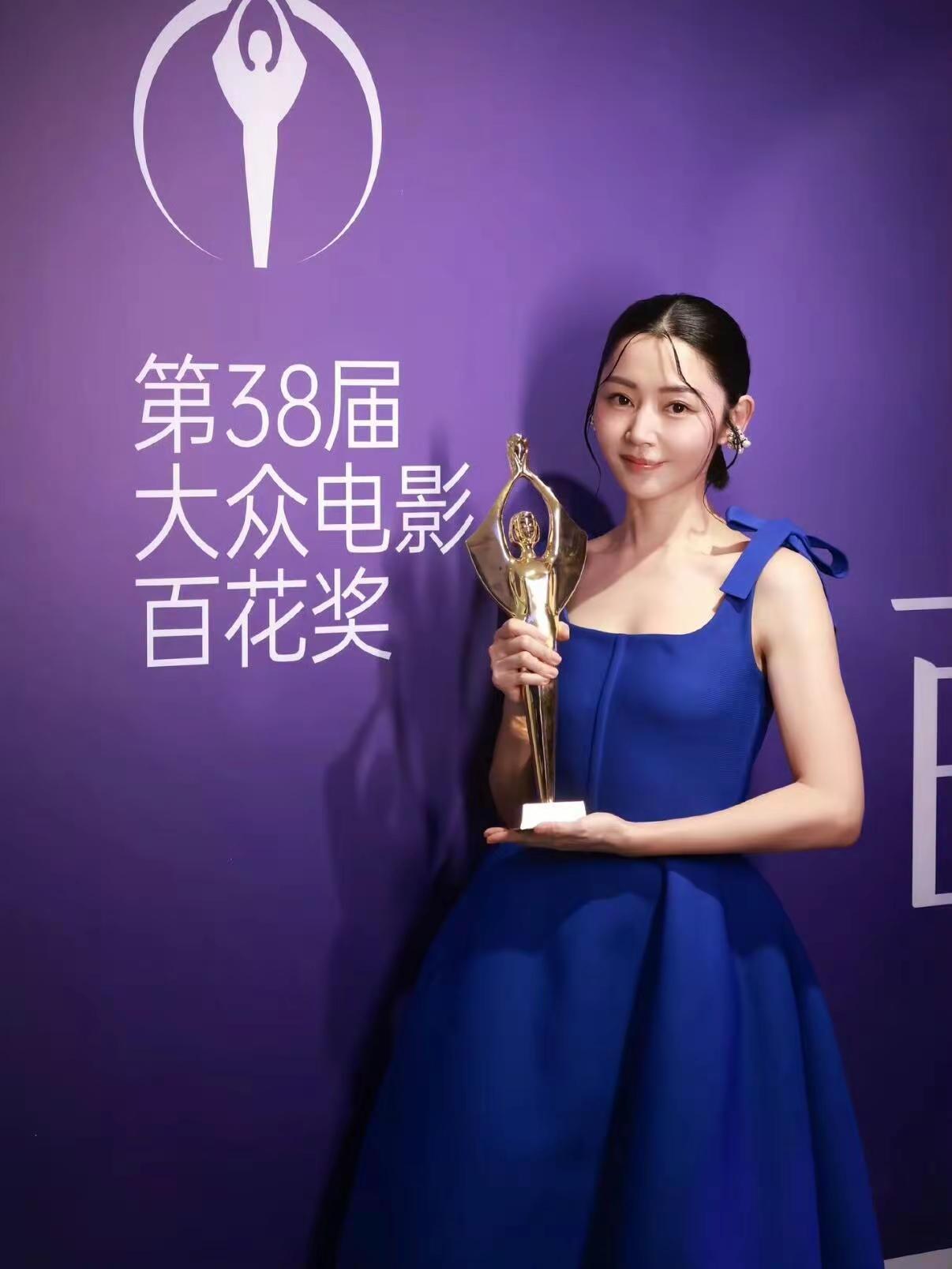 同样的年纪，同年被看见。卫诗雅和曾沛慈都是84年出生的两位的身上都有着不少的闪光点她们一路过来并没有那么的顺利但是总是默默地深耕自己的专业是金子总是会发光总能被看见的在2026这年两位女生站到了高处#百花奖最佳女主角 #卫诗雅#乘风2026总冠军 #曾沛慈
