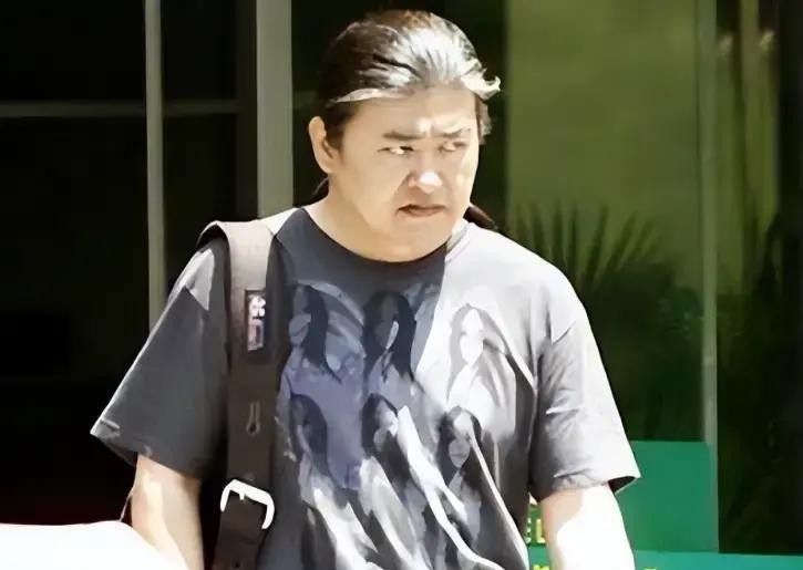 63岁刘欢讣告只写“病逝”，不到一小时肝癌谣言刷屏，妻子卢璐拖了十七年的澄清被迫再说一次
讣告发出不到一小时，某知名投资人已经在短视频里“明确说明”刘欢死于肝癌，还呼吁其他博主停止胡乱解读。一个教了三十多年书、捐了两千万做公益的人，死后最先被记住的却是“酗酒致癌”。
小标题一：讣告越简，谣言越猛
对