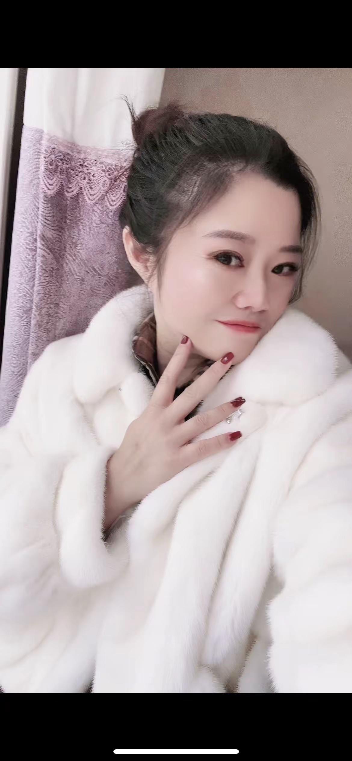 我也有成熟女人的三大标志✅：穿貂，戴黄金、听凤凰传奇😍