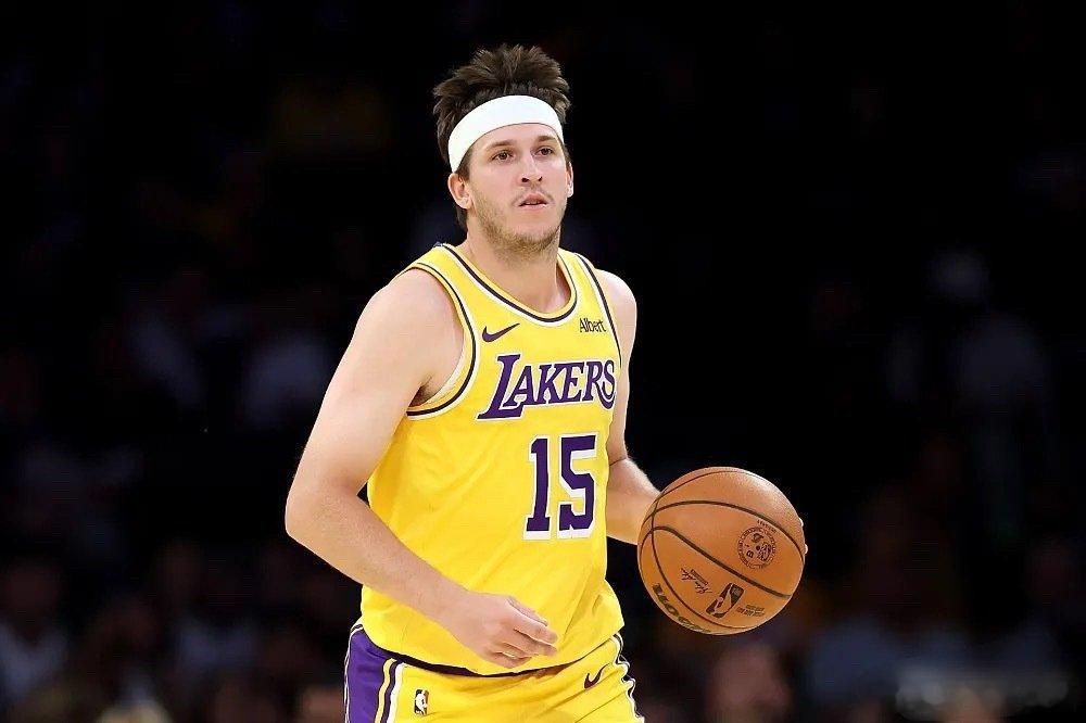 NBA季前赛，湖人主场89-109不敌勇士。本场东契奇缺阵，里夫斯扛起进攻重担，首发上场25分钟，18投10中拿下28分4篮板7助攻。

赛后湖人主帅雷迪克点评，球队会搭建基础战术框架，给到里夫斯和东契奇充足的进攻自由度，鼓励二人发挥持球天赋，打出自己的比赛风格。 ​