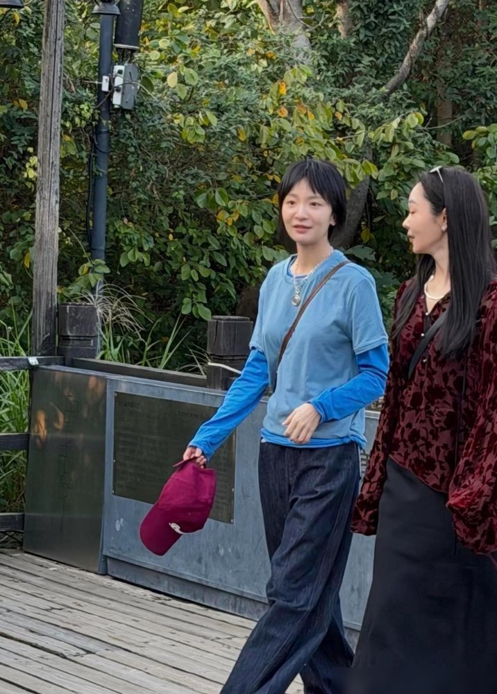 乌镇石板路上，网友撞见宋轶和史策并排走，第一反应不是看脸，是看宋轶那身衣服。
冷白皮是真能打，灰扑扑的古镇背景里，她白得跟开了滤镜似的。旁边史策也不差，但俩人站一块，宋轶硬是把一件普通外套穿出了高定感。
有意思的是评论区风向。以前刷到她，满屏“白敬亭女友”。现在全是“姐姐好美”“这状态绝了”。