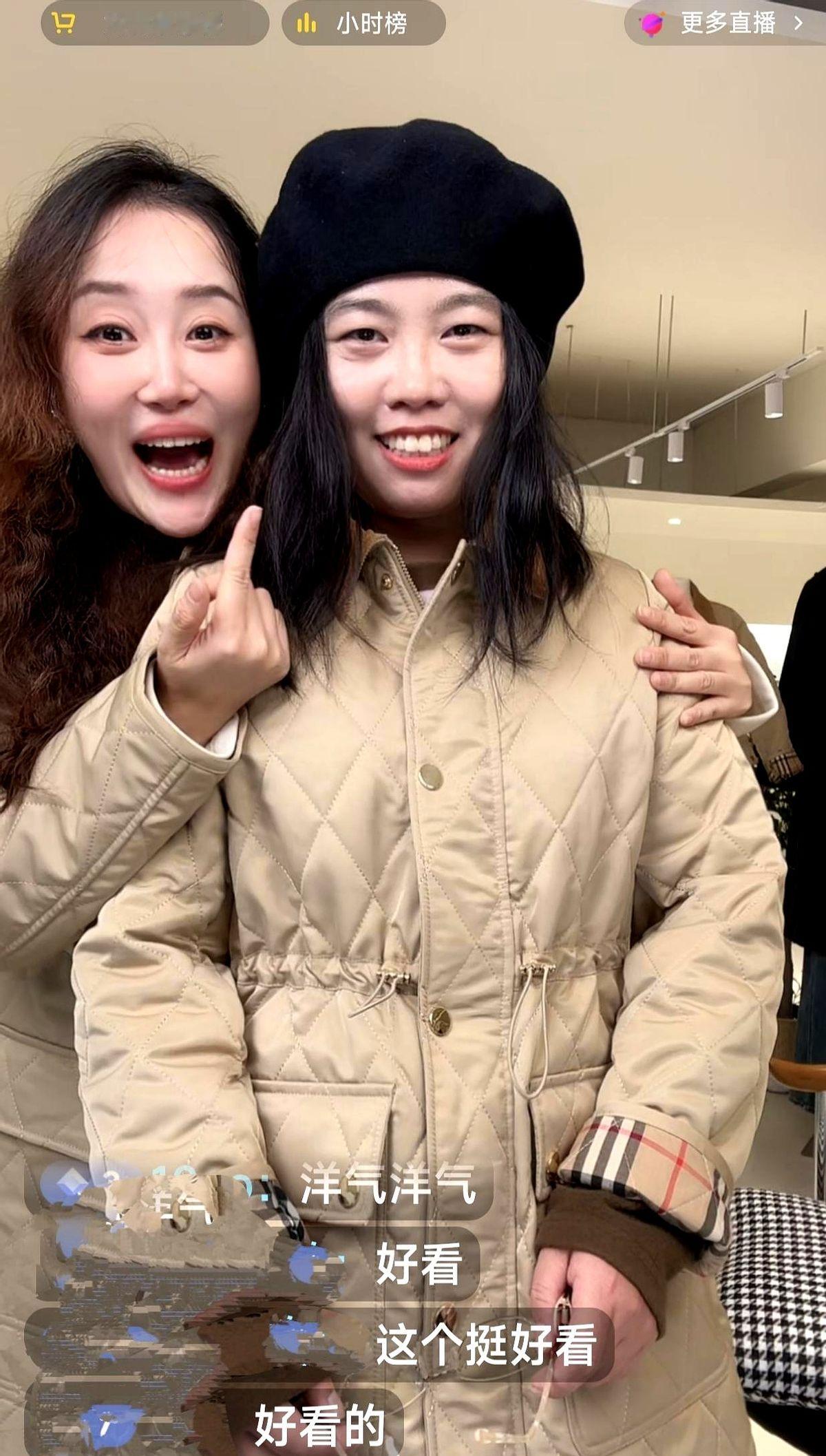 俩表姐，一个脸大一个身胖，去年还在村口拍照被笑，今年穿着棉服在直播间里...