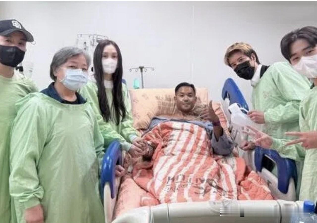 “哪壶不提提尿壶”，这兄弟情怎么样？黑人陈建州心梗术后病房探视照曝光，王力宏在旁边拿着尿壶出镜，患难见真情。