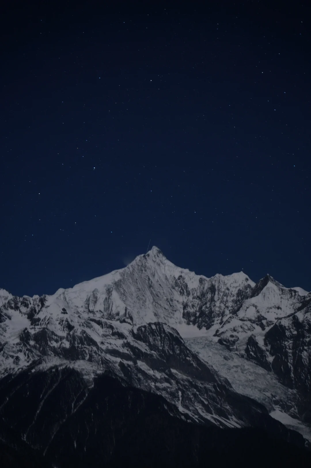 梅里不止有日照金山，还有月照银山，太美啦🌕