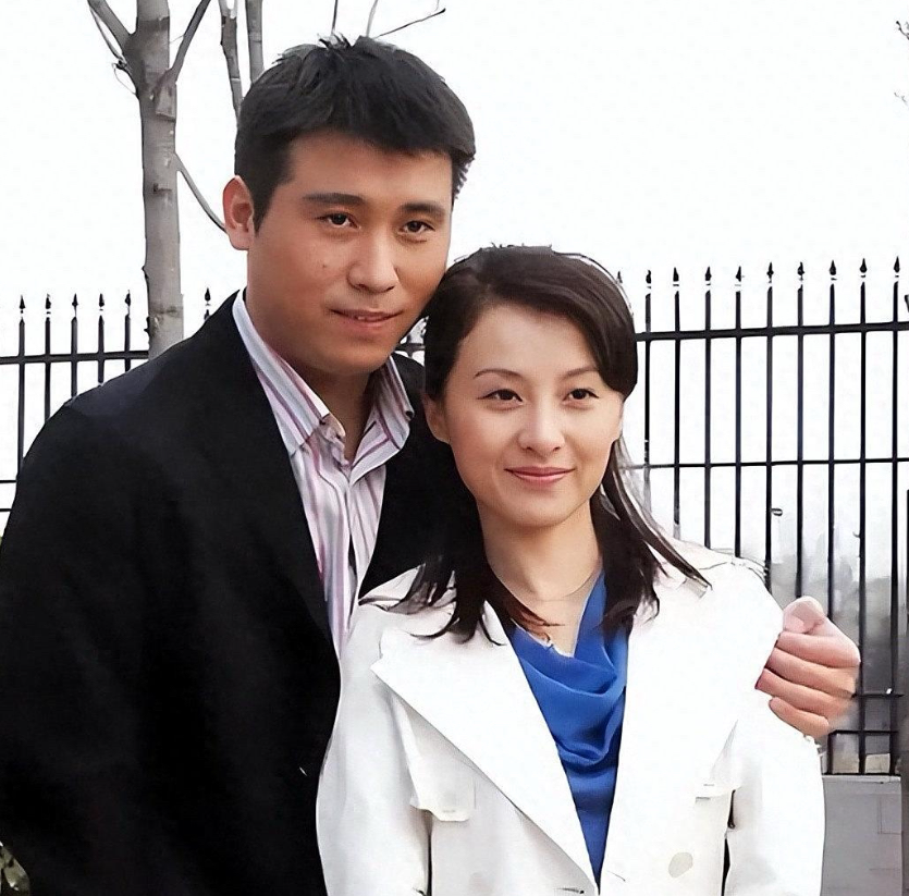 李乃文爆料自己老婆：买车和买房之间，选买车
这是最近在一档综艺节目中李乃文跟胡军的爆料。结果胡军却说，我老婆也一样
综艺中胡军还介绍了他老婆是昆明人，彝族。外界对胡军的老婆卢芳还知道一些，北京人民艺术剧院的一级演员，跟胡军一样是中央戏剧学院出来的
可李乃文的妻子，知道的人就不多了
他老婆叫杨婷，是一