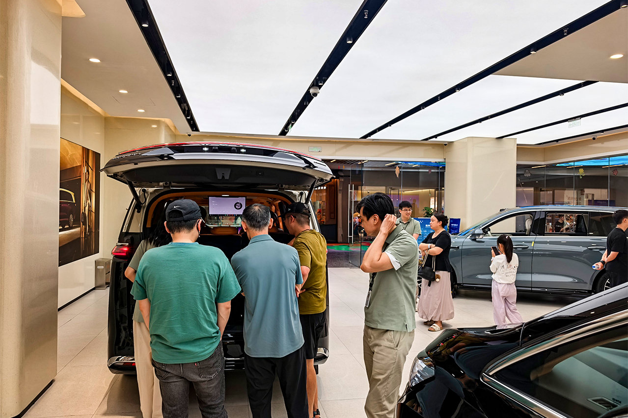 9月11日起，高山新版型陆续到店，亮相车展。
冠军再进阶，MPV标杆新一代；
不一样的高山，不一样的享受。

魏牌高山新版型见面会
即将开启下订渠道，更有惊喜权益发布
就在今天17:00
我们官方直播间不见不散～
欢迎预约品鉴。
#MPV标杆新一代##好大一个家##高山家族上新# ​