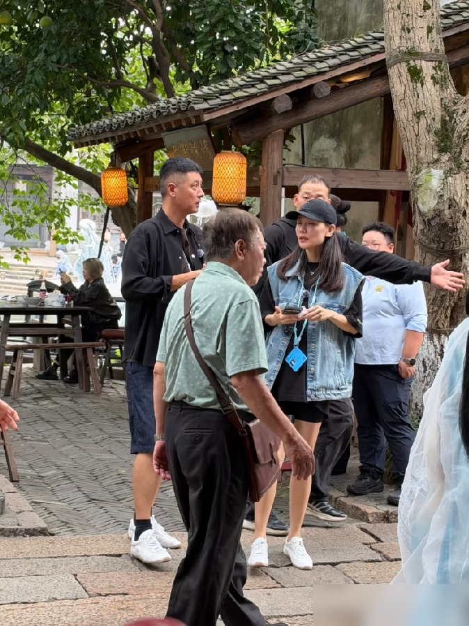孙骁骁挺着那么大的肚子，被任重的粉丝直接从人群里挤出去了。
10月15日乌镇戏剧节，任重带着怀二胎的孙骁骁露面。粉丝围上来要合影，任重倒是温柔，主动帮人拿手机，还把C位让给老婆。结果人一多，孙骁骁直接被挤到边上，抿着嘴瞪眼，那表情五味杂陈。挺着孕肚站那儿，没一个人先顾着她。而任重那边，正乐呵呵跟人