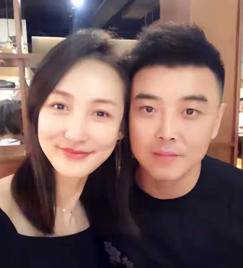 王皓当年在节目现场甩脸走人，多少人等着看他老婆怎么闹。结果闫博雅就发了两张合照，把人堵得没话说。2015年那档综艺，她上台跳热舞，王皓嫌衣服露，直接离场，全网都传这婚要完。隔天俩人微博一前一后，一个晒恩爱，一个不解释，愣是把一场风暴按成了节目效果。现在王皓坐稳男队主教练，外面骂声再大，她照旧站出来护