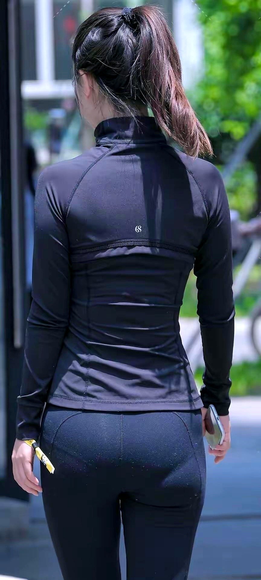 “穿一身黑去健身，却被街拍镜头当成模特拦下”——上周，北京三里屯，两位...