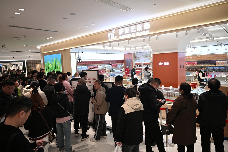 蹲了快两年的胖东来郑州首店，最近终于蹲到准信了。
之前全网传10月能开门，连国庆打卡的高铁票我都差点提前抢了，结果8月30日于东来直播直接给大家泼了杯温温的清醒茶。说五万平的东站艺术超市工程量太大，标准比普通门店高好几个档次，从设计装修到设备调试全是抠细节的程度，十月开业肯定赶不上，大概率要推到20