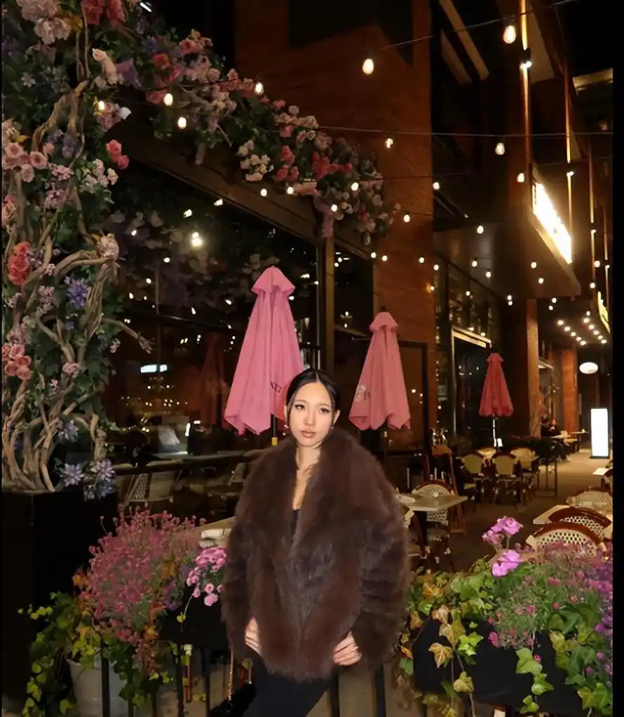 小S大女儿许曦文晒海外美照，气质出众超有范儿，模样竟和姨妈大S撞脸 ​