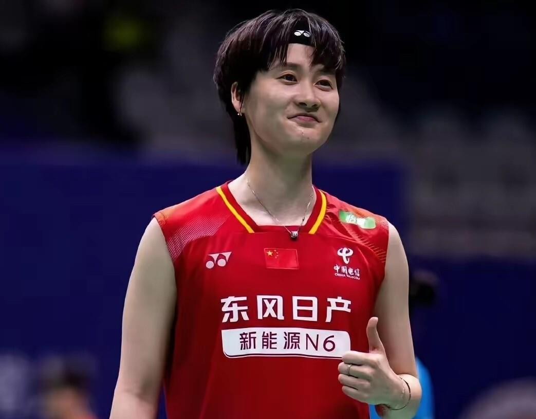 安洗莹在亚运女单赛场只打了两次就拿了两个冠军。2023年杭州亚运会她拖着一条伤腿跟陈雨菲拼到第三局，膝盖疼到坐在地上起不来，最后还是把金牌拿走了。到了2026年名古屋，她一路全是直落两局，半决赛打陈雨菲甚至只让对手拿了17分，决赛拿下山口茜完成卫冕，成了亚运女单历史上第一个两连冠的人。陈雨菲呢，三届