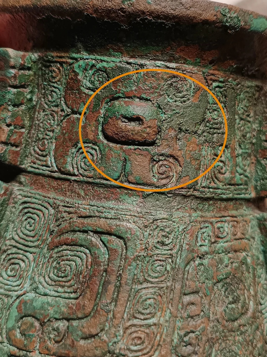 商周青铜器器表使用痕迹的鉴定。