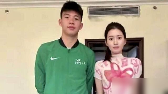 王钰栋火了，不是靠进球，是靠他姐。
一张合影，他姐站旁边，气质拉满，评论区直接炸了：这基因是偏到姥姥家了吧。可你细看这小伙，场上场下根本不像一个人。亚运会对韩国，中圈拿球，一个人往前趟，单刀，进。半场奔袭，对面后卫追都追不上。赛后采访呢，没一句狂话，就说年轻一代有信心冲世界杯。
本赛季中超8球5