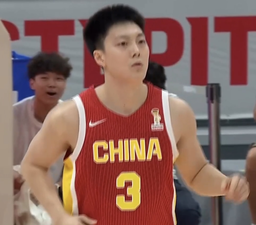 为国出战，胡明轩、崔永熙、焦泊乔三名广东宏远球员入选亚运男篮名单，小组赛将硬刚菲律宾
北京时间9月4日，第20届名古屋亚运会中国体育代表团正式成立。
胡明轩、崔永熙、焦泊乔三名出自广东体系的球员，成功入选中国男篮大名单，即将代表祖国征战亚运会。
能够披上国家队战袍，是无上的荣誉，同时肩上也扛着沉甸甸