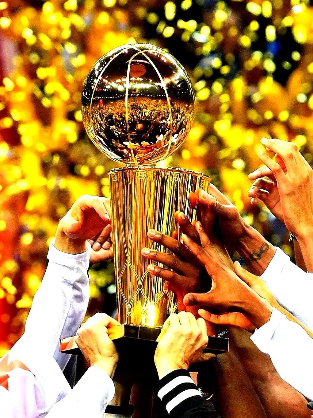 季后赛才打了一周，三支夺冠热门就快把底裤露出来了。    休斯敦火箭夏...