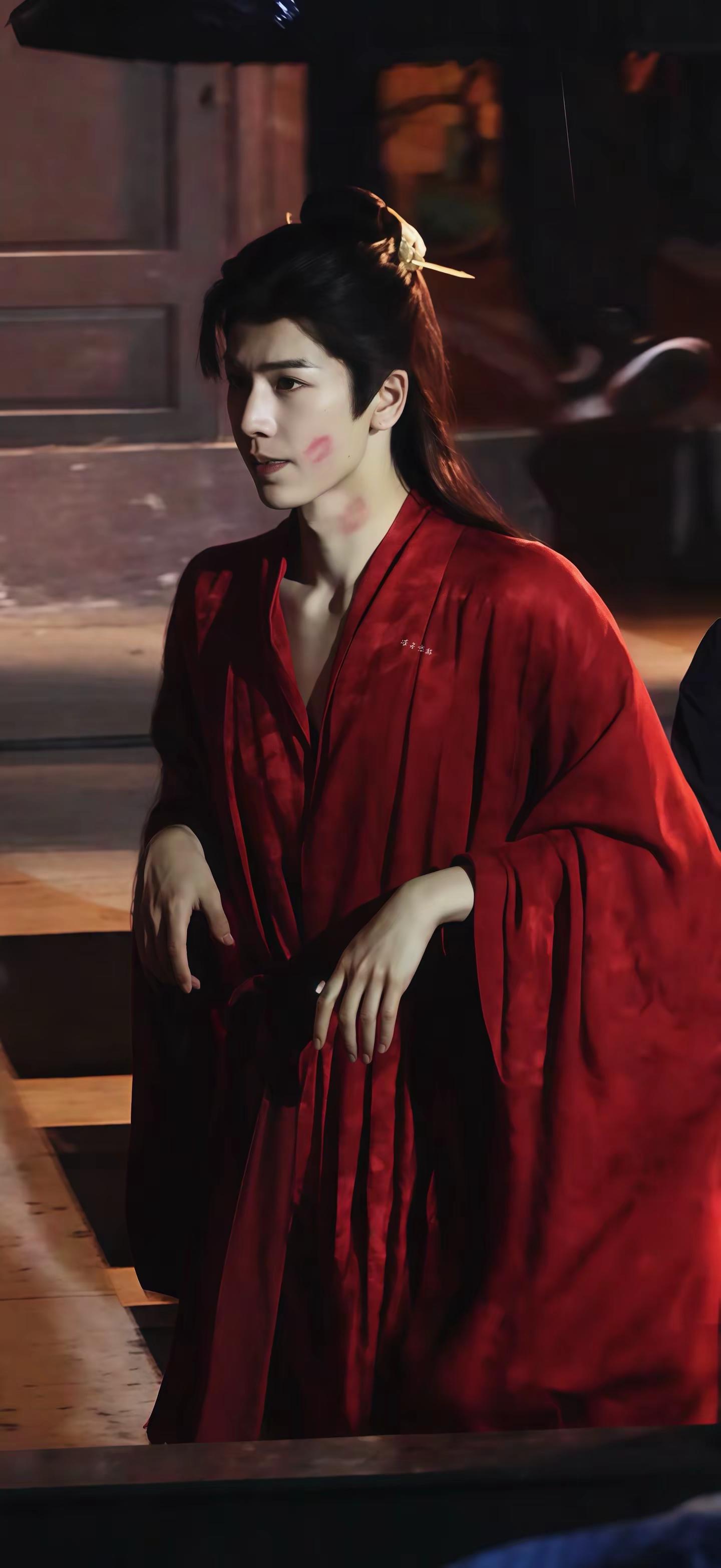 绝了红衣美男