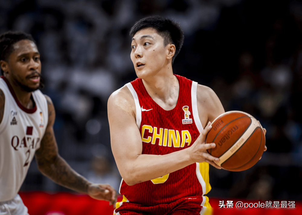胡明轩最后那个球，差点把中国队送走。
乔尔杰维奇赛后没骂他，一句重话没有。可你翻翻老乔以前怎么说的，这反差才叫大。
2023年8月，老乔亲口夸他：聪明，勇敢，不惧对抗，欧洲风格，中国队离不开。那会儿胡明轩是他手心里的宝。
到了2024年2月打日本，胡明轩砍了20分，结果末节一个致命失误，比赛没