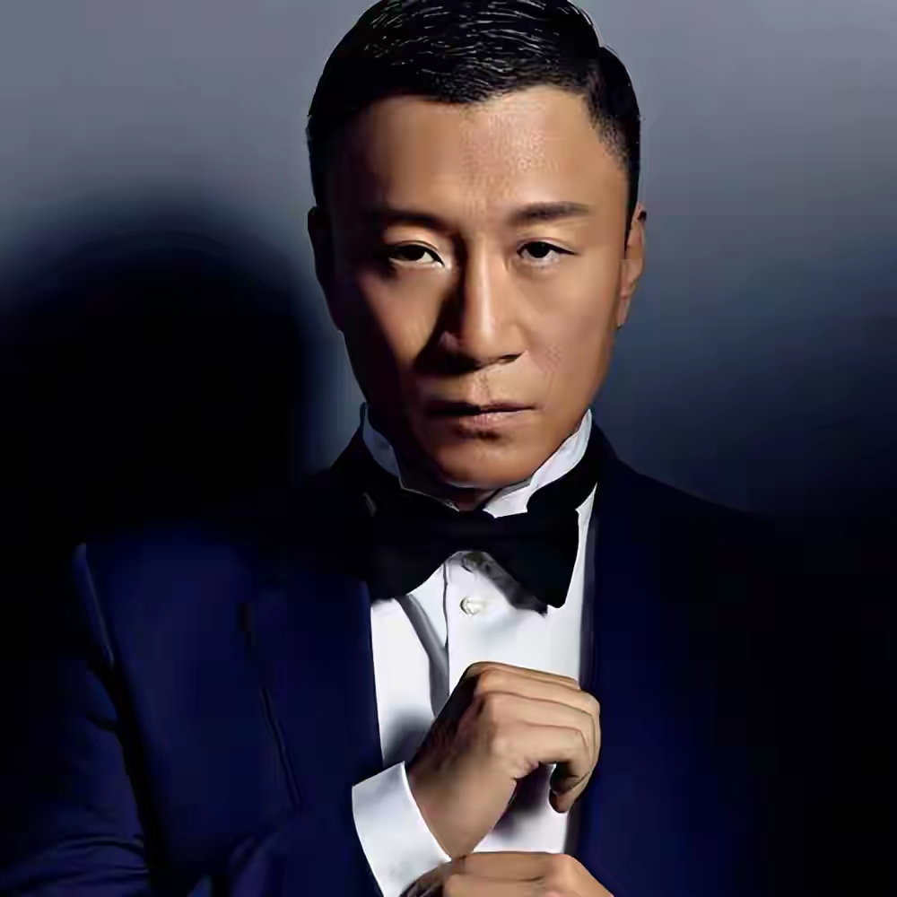 和孙红雷分手20多年后，独自抚养儿子的丁嘉丽，生活早已大变样。
很多人知道她和孙红雷的过往，却没意识到她本身是实打实的国家一级演员，金鸡百花奖都拿过，2025年还在《我的后半生》《无尽的尽头》里有亮相，演技一直稳得很。
当年1999年排话剧《居里夫人》，她已经是圈内前辈，孙红雷还是没名气的小透明，她