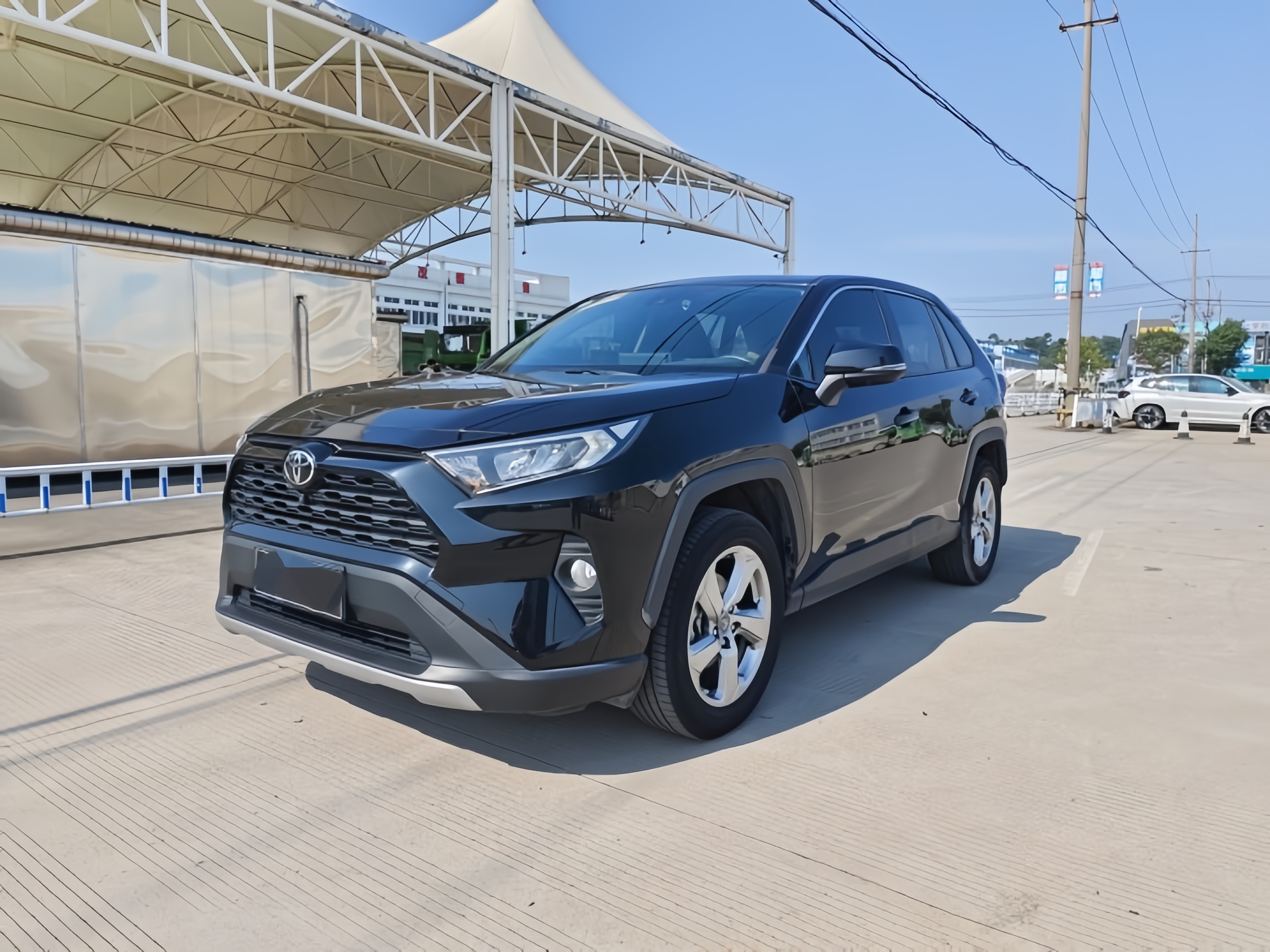 10 万二手家用 SUV，稳定好养活选丰田 RAV4 荣放
10 万预算淘耐用二手家用 SUV，可以看看 RAV4 荣放。三大件经过长时间市场检验，抗造能力强，很多车几十万公里依旧稳定。坐姿高视野好，雨雪天气行驶更有底气。空间够用，后备箱装载能力强，家庭出游、采购物资都方便。机械结构简单，没有太多棘