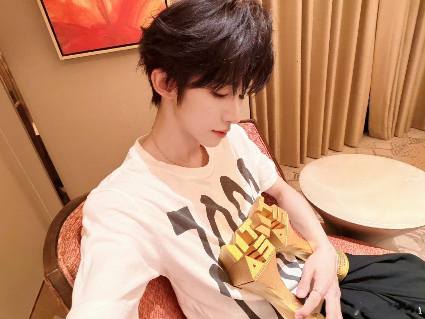 #刘宇# [心]#刘宇0824生日快乐# 
睡醒一看手机8:24，开心[打call]
​