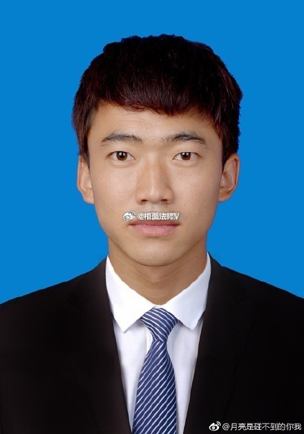 耳相过弱，配合眉毛杂乱且眉头带箭，个性较为固执，听不见去别人的意见，又容易心绪不宁。加上你额头偏低且额头有乱纹，做起事来总是手绑脚的诸多阻碍，以致停滞不前，开运很迟，须过了三十五岁才能起运。鼻梁不正有歪斜迹象，为人也不够大气且事业财运感情都会受此影响 ​​​