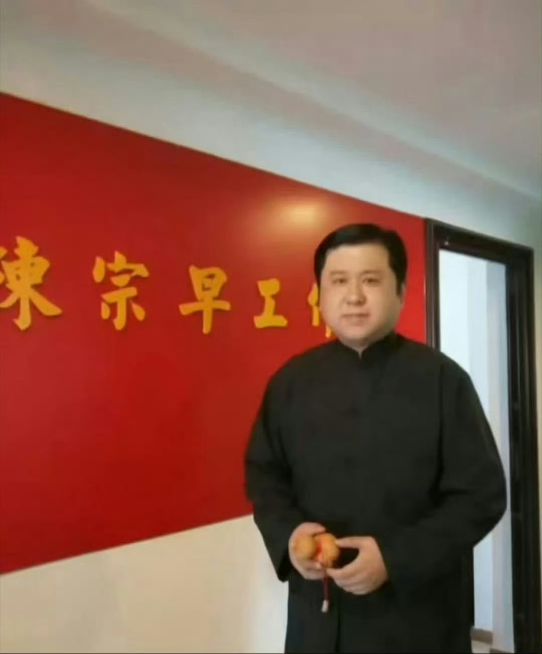 陈宗早，易学顾问，1976年出生于南京，并常居南京，十几岁时，痴迷和学习文学及中国古典文化，二十岁时接触和研究《易经》，早年参加工作，一边工作，一边研究《易经》和国学，在工作实践中积累了丰富的商业经验，并积极思考，著有《管理长歌行》一书，于2009年出版，在书中用易理智慧和国学研究现代企业管理，创造性地提出了许多新的管理概念和方法，并且认为，企业需要管理，人生也需要管理，都是从修心、修身、做人开始。这本书是把古老的《易经》智慧和国学应用于现代实践的早期探索。早年工作实践升华了易学智慧，后转为专业从事《易经》研究。许多年来，孜孜不倦，钩沉探远，寻幽索微，深入研究易理、预测、助运、风水、命理和传统文化，并与时俱进，把古代传统预测、风水手法与现代生活结合，独创许多新的手法，称为“陈氏心易”，许多年来，帮助很多企业和个人解惑，指点迷津，提升和改善，特别是在2018年公开准确预测2021年中国房价见顶并下跌，帮他人避开资金损失和风险。自2011年开始网页链接在网上发表易学文章和视频讲解，截止...