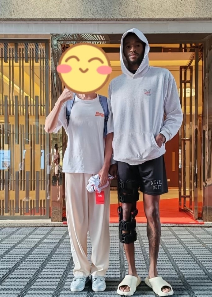 CBA最新消息：据广东男篮球迷晒出与前广东男篮外援萨姆纳的合照，从图中...