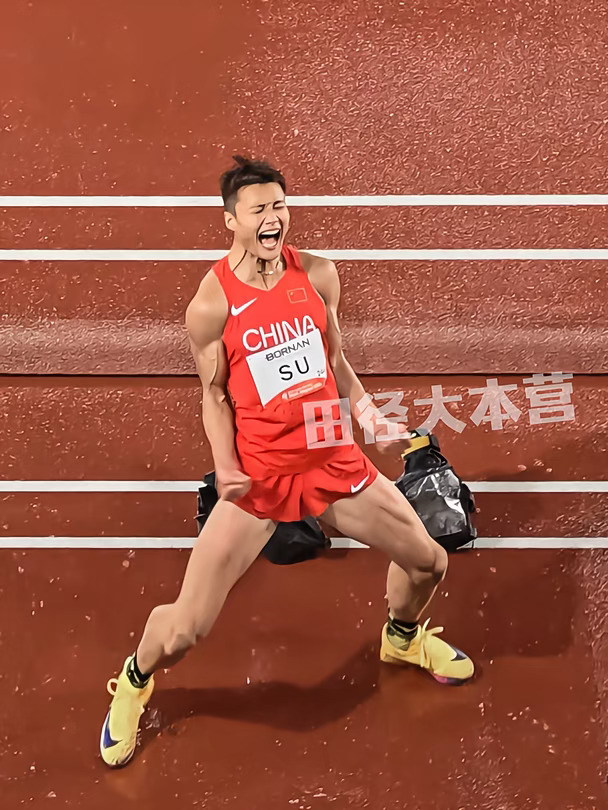粟文的腿部线条