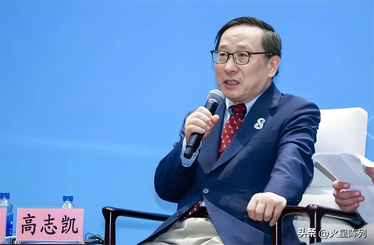 美国部分高官长期炮制一套说辞，宣称中国扩充核力量，目的是威吓周边邻国。在国际辩论场上，高志凯博士直接一针见血戳破谎言：中国发展核武器，针对的就是美国。这番直言，直接让美方官员当场哑口无言。
很多西方舆论总盯着核弹头的数字做文章，却刻意回避背后完整的全球核格局。评判一国核力量，不能只看武器数量，更要看