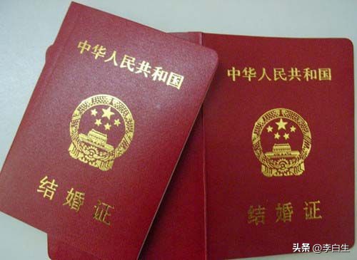 二十一年的婚姻，丈夫伪造结婚证跟别人去做试管婴儿，胚胎都培育出来了，结果想追究个重婚罪，法院不受理，警方不立案。朱女士现在的感受，我想象得到——不是失望，是绝望。

法律上的事儿咱不专业，不瞎说。但我就想说一句：当一个女人需要用刑事自诉这种方式来捍卫自己婚姻的尊严时，说明她在婚姻里已经什么都没有了。