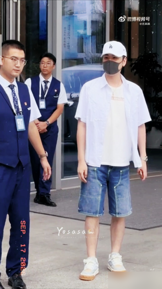 嗓子劈了，张云雷却在南京硬扛了27个节目。
台下乌泱乌泱的绿凤凰，愣是没一个人走。更绝的是，龚琳娜突然空降。俩人台上唱《挽红纱》，青衣配小生，古筝笛子一响，底下全疯了。
一个玩新艺术，一个说相声唱曲艺。看着不搭，一张嘴，戏腔往流行乐里一钻，严丝合缝。唱完《咕噜山歌》，张云雷嗓子都哑了，还跟观众逗