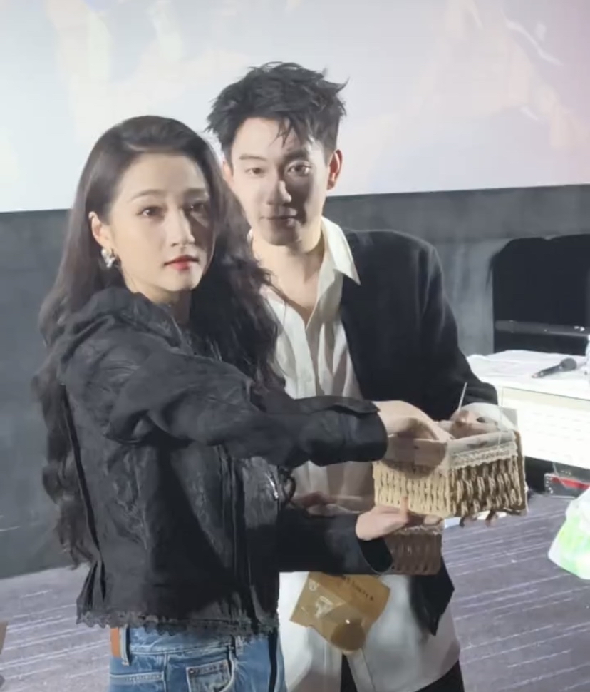关晓彤 王子奇 这次同框出席新剧路演，直接把“老同学buff”叠满了。
现场安排关晓彤指挥王子奇扮演花仙子的环节，俩人完全没出现其他剧宣现场常见的尬到抠脚的状况，互动自然得像大学同班同学在排练课上闹着玩，连肢体动作的节奏都莫名同频。
对比之前姚晨贾静雯被拉着跳和剧情毫无关联的网络热舞，一个全程扶额苦