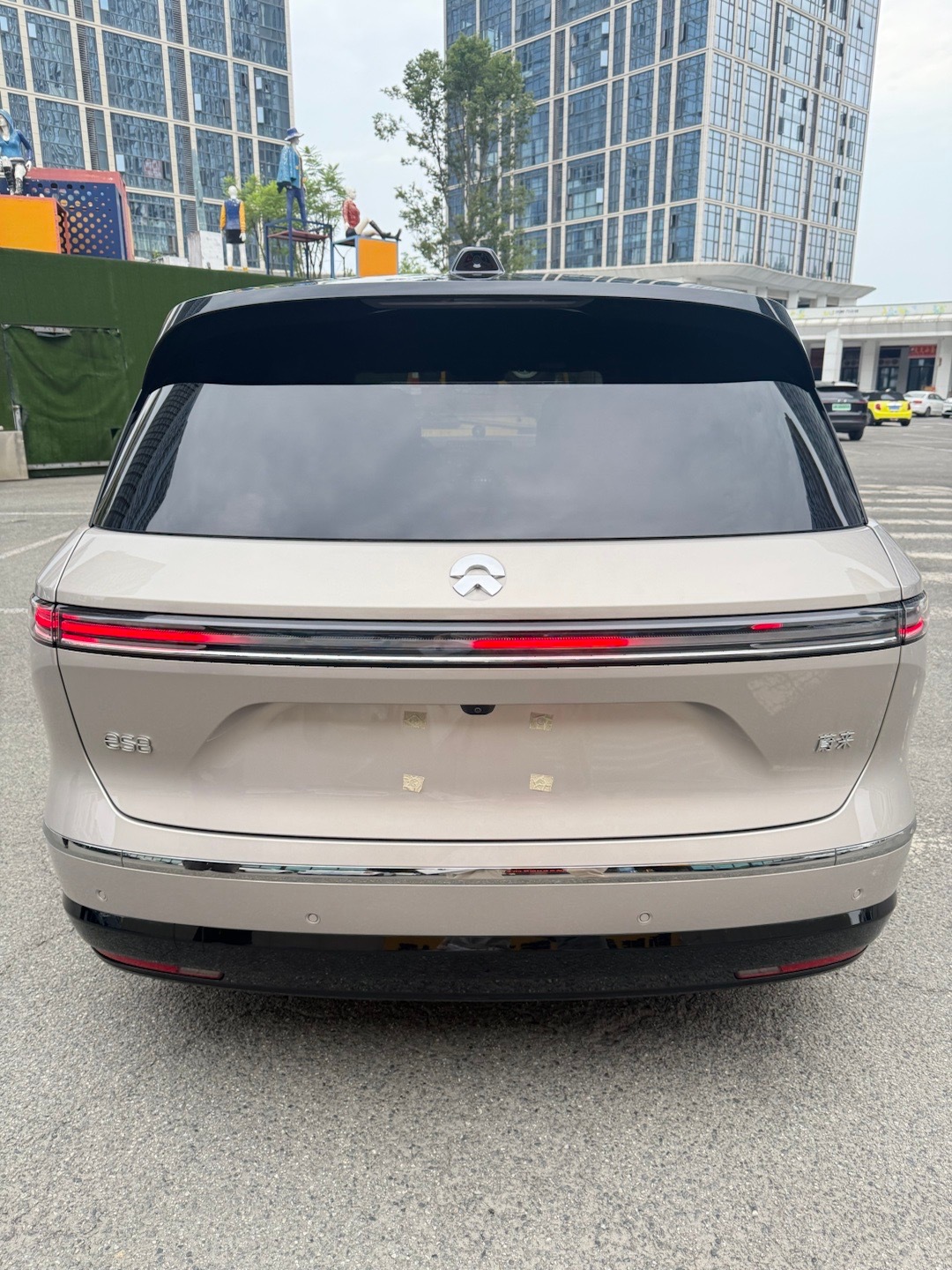 终于把ES8金色提回家了，选颜色的时候纠结了许久，不想随大流选黑白，金色实车质感出乎意料的高级。整车气场很足，不管家用还是偶尔应酬都撑得住场面。内部空间宽敞，坐乘舒适度不错。试驾过后觉得底盘调校很稳，开大车也没有笨重感。最认可换电模式，长途出行少了很多续航焦虑。对比多款同级别车型， ​