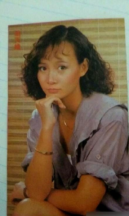 当年《鹿鼎记》分角色，导演把最美的阿珂给了商天娥，吴君如只捞到一个曾柔。

嫌她不够漂亮，电视台连个花瓶的位置都不愿多给。邓萃雯后来调侃，正是这盆冷水把她泼醒了。

拼脸赢不了，那就扮丑。她一头扎进电影圈，抠鼻屎、翻白眼、演大笑姑婆，硬生生在神仙打架的年代撕开一条血路。

前阵子61岁生日，她自己跑