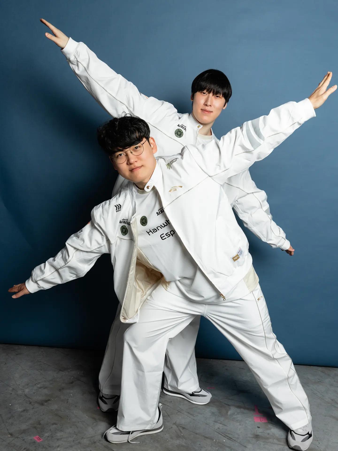 【S16】Oner Doran & Gumayusi Zeka & Ruler Duro的双人转合照来啦 / 看起来8️⃣太聪明英雄联盟s16s16观赛日记 ​​​