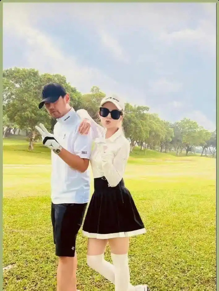 周杰伦蓄起胡子之后，看着像大叔，比他小十四岁的昆凌换上一条百褶裙，瞬间又嫩成了学生妹模样 ​
