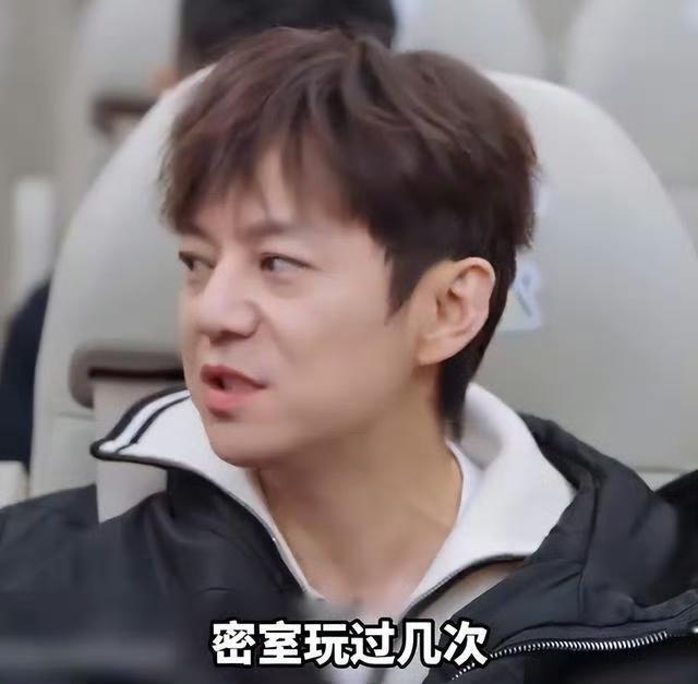 何炅玩密室被拒入场！只因年龄超出门店限制，网友感慨破防……
 
何炅在综艺《我们的宿舍》聊起一件趣事，自己以前也爱玩密室逃脱，去过好几次，后来却直接被场馆拒之门外。
 
背后原因让人哭笑不得，不少线下密室门店，设置了年龄门槛，45岁以上不允许进场。今年51岁的何炅，刚好超过这个规
