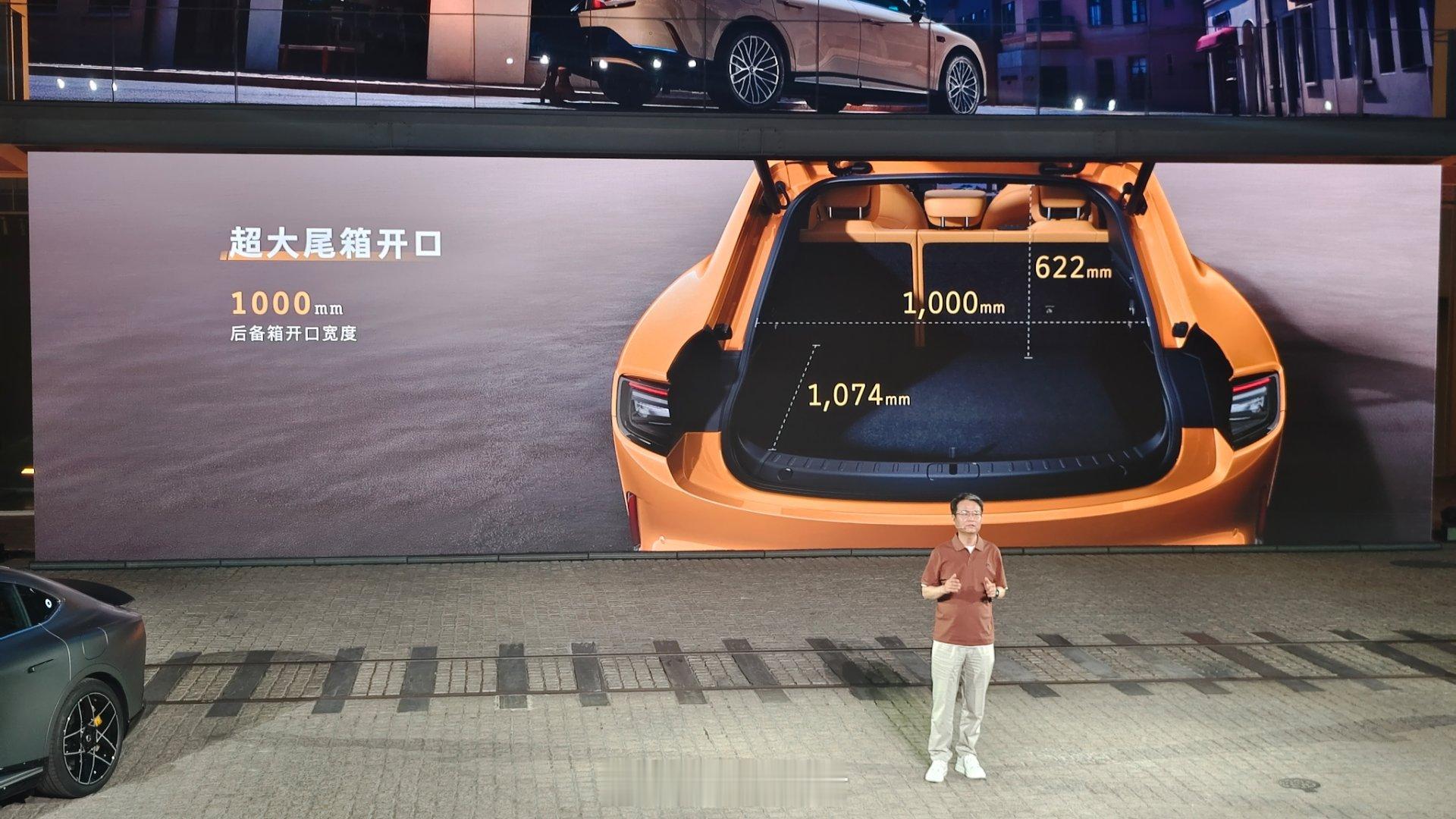 smart精灵6号发布会的现场请到了两位准车主现场分享，他们被精灵6号...