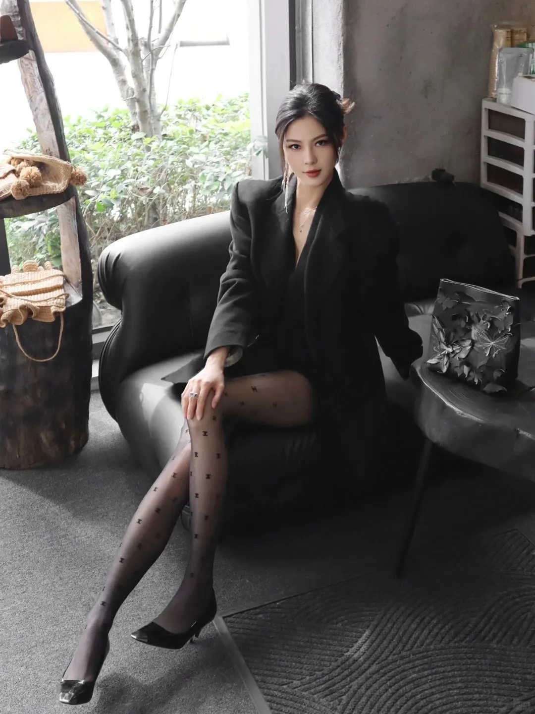 写真丨极品御姐，波点黑丝，纤腰大长腿，这御姐喜欢吗？