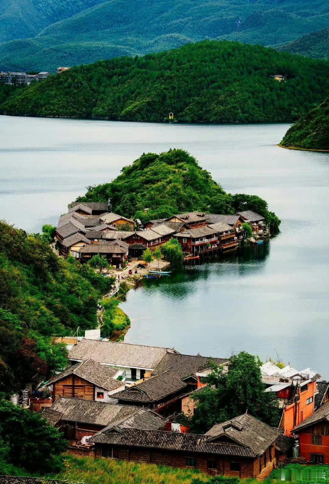 周三美股三大指数收跌，债券市场压力持续累积，推动美国国债收益率升至二十多年来最高水平，投资者评估美联储9月会议纪要。

道指跌341.41点，跌幅0.66%，报51179.87点；标普500指数跌17.16点，跌幅0.22%，报7801.77点；纳指跌61.19点，跌幅0.22%，报27538.69点。

大型科技股涨跌不一，亚马逊涨超1%， ​
