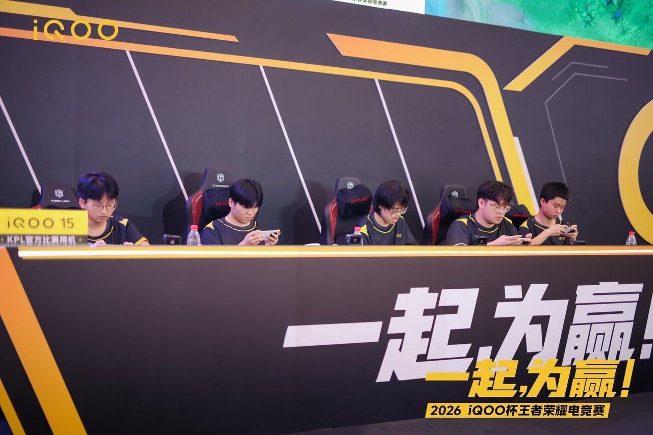 #iqoo[超话]##iQOO 杯#
iQOO杯南大区的赛程告一段落啦🏆
现场氛围真的超燃，认真打比赛的状态看得人热血沸腾，舞台上的coser小姐姐也超漂亮！角色还原度直接拉满。
 还没看过瘾！一起期待8月30日哈尔滨北大区赛，梦岚要来现场担任解说，已经狠狠期待住，坐等他的OB视角上线[期待][期待] ​
